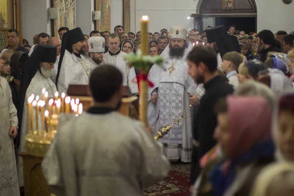 벨로루시의 2016 Nikolsky 수도원입니다 사람들 성전에서 서비스에 성직자의 Easter Crowd의 — 스톡 사진