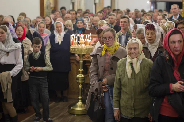 벨로루시의 2016 Nikolsky 수도원입니다 교회에 사람들의 Easter Crowd의 하입니다 — 스톡 사진