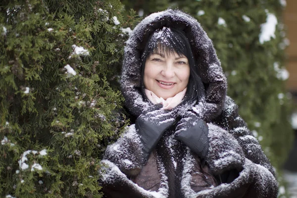 Пожилая Женщина Меховом Капюшоне Покрытом Снегом — стоковое фото