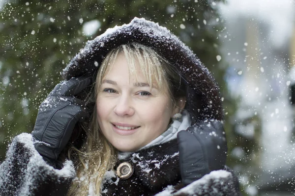 Женщина Меховом Капюшоне Покрытая Снегом — стоковое фото