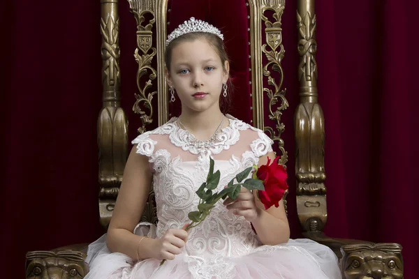 Έφηβο Κορίτσι Smart Κόκκινο Πολυτελή Βασιλική Πολυθρόνα Κορίτσι Πριγκίπισσα Βασίλισσα — Φωτογραφία Αρχείου