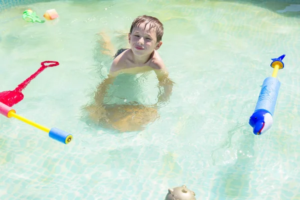 Bambino Nuota Piscina Con Dei Giocattoli Ragazzo Bagna Acqua — Foto Stock