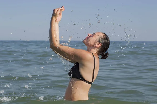 水の飛散と海の女 — ストック写真