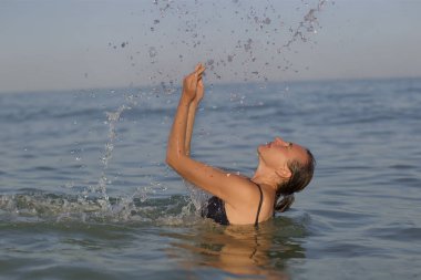 Su sıçramalarına ile deniz kadında.