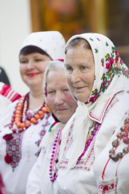 Beyaz Rusya, Gomel şehir, 21 Mayıs 2016. Central Park. Gün şehir. Anneannelerin Ulusal Slav kılığına girmiş. Beyaz Rusça veya Ukraynalı grannies başörtüsü