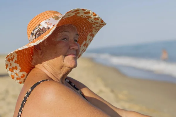 Бабушка Отпуске Пожилая Женщина Купальнике Моря Старик Сидит Пляже — стоковое фото