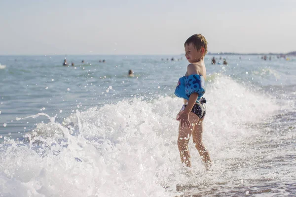Das Kind Steht Meer — Stockfoto