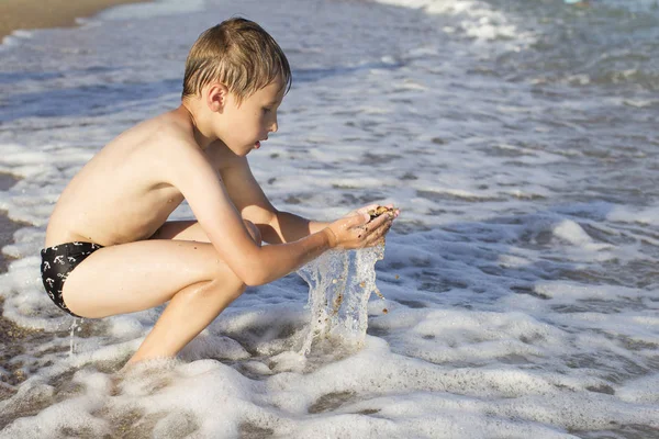 Ragazzo Siede Sulla Spiaggia Gioca Con Onda Bambino Vacanza Sulla — Foto Stock