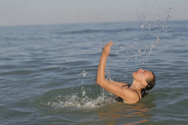 Ältere Frau Mit Wasserspritzern Meer — Stockfoto