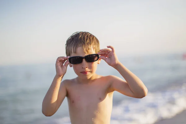 Bambino Occhiali Sole Sullo Sfondo Del Mare — Foto Stock