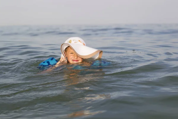 Bambino Panama Sta Nuotando Nell Acqua Ragazzo Con Cappello Tesa — Foto Stock