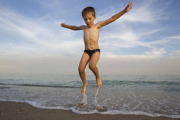 Niño Salta Del Agua Chico Salta Océano Vacaciones Playa — Foto de Stock