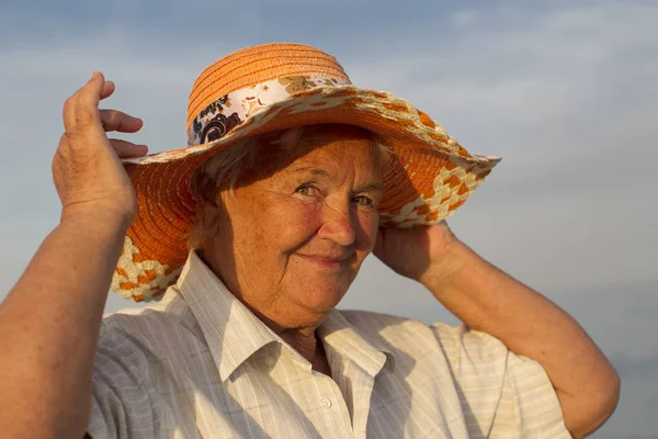 Красивая Пожилая Женщина Шляпе Фоне Моря Лицо Пожилой Женщины Улыбкой — стоковое фото