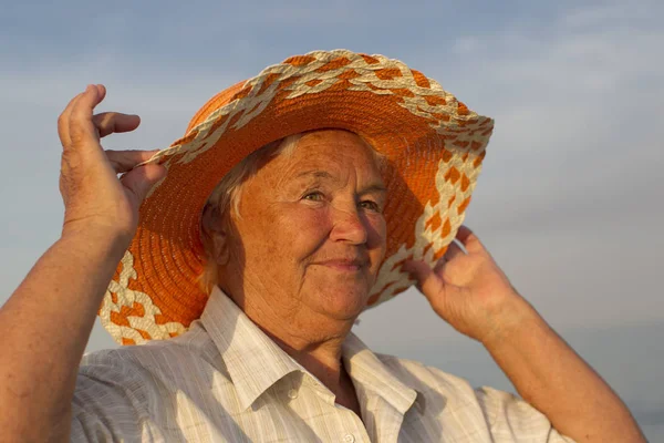 Красивая Пожилая Женщина Шляпе Фоне Моря Лицо Пожилой Женщины Улыбкой — стоковое фото