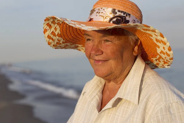 Piękny Podeszłym Wieku Kobieta Kapeluszu Tle Morza Twarz Starej Kobiety — Zdjęcie stockowe