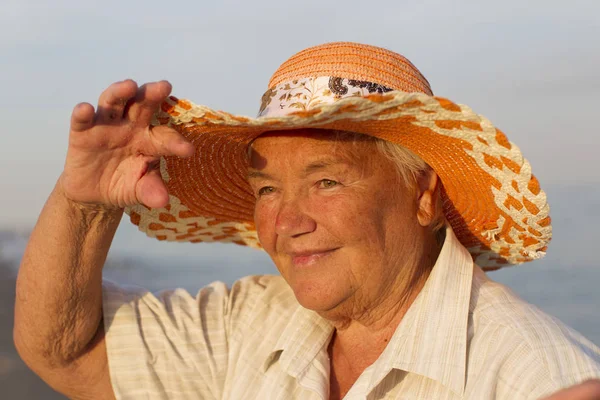 Όμορφη Ηλικιωμένη Γυναίκα Ένα Καπέλο Για Φόντο Της Θάλασσας Πρόσωπό — Φωτογραφία Αρχείου