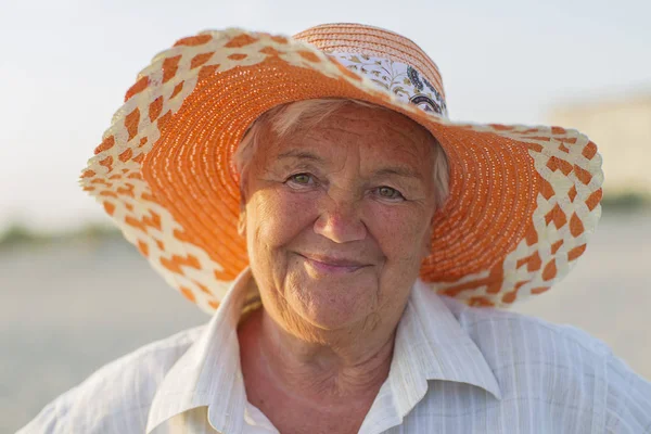 Belle Femme Âgée Dans Chapeau Sur Fond Mer Visage Une — Photo