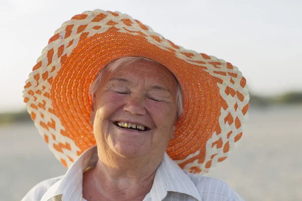 Egy Idős Asszony Arcát Nagymama Nyaralni Vidám Hölgy Egy Kalap — Stock Fotó