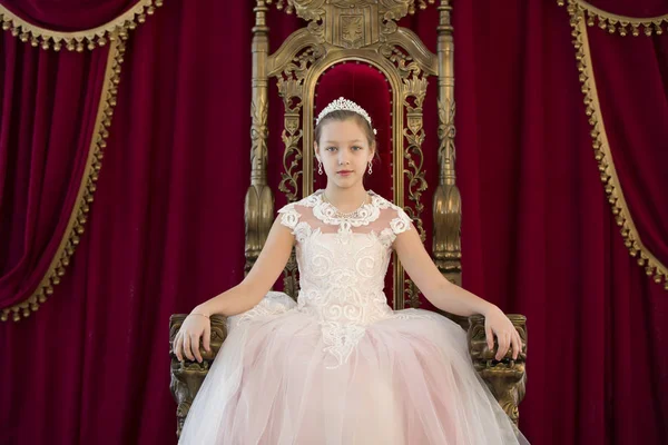 Chica Adolescente Inteligente Sillón Real Lujo Rojo Chica Princess Queen — Foto de Stock