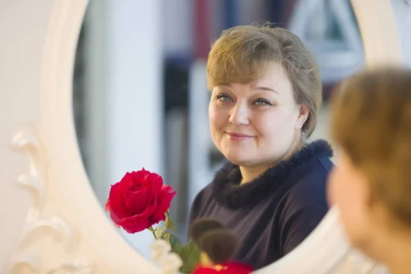 Een Gewone Volledige Eenzame Vrouw Met Een Roos Kijkt Spiegel — Stockfoto