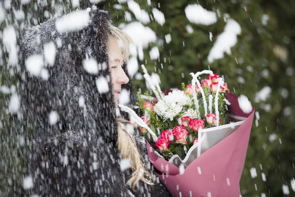 Счастливая Женщина Букетом Цветов Покрытым Снегом — стоковое фото