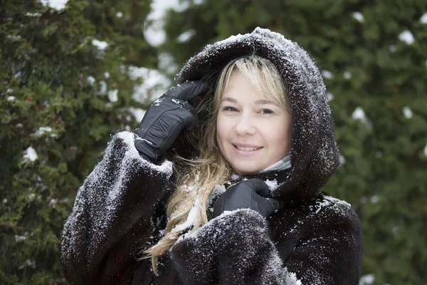 Женщина Дующая Снег Обычная Женщина Зимний День — стоковое фото