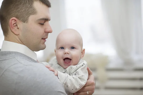 Отец Держит Ребенка Веселый Ребенок Руках Родителя — стоковое фото