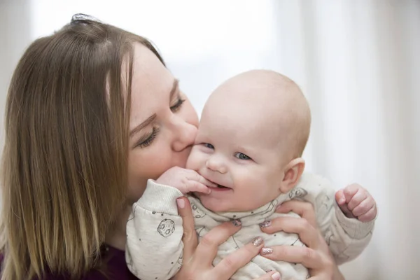 若い母親が彼女の息子をキスします ストック画像