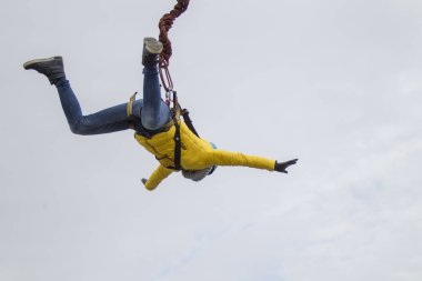 Beyaz Rusya, Gomel, 08 Mart 2019. Köprü için ip atlama. Ropejumping.Dangerous Hobiler. Gökyüzü Köprüsü'nden atlayarak cesur kadın