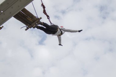 Beyaz Rusya, Gomel, 08 Mart 2019. Köprü için ip atlama. Ropejumping.A kadın büyük bir yükseklikten atlar ve ip gökyüzünde uçar. Aşırı tutku