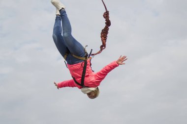 Beyaz Rusya, Gomel, 08 Mart 2019. Köprü için ip atlama. Ropejumping.Dangerous Hobiler. Gökyüzü Köprüsü'nden atlayarak cesur kadın