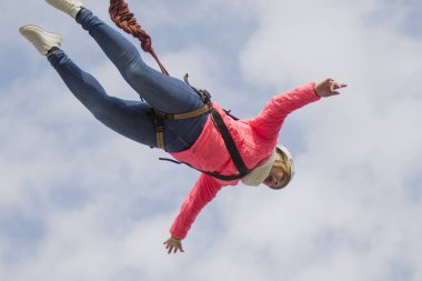 Beyaz Rusya, Gomel, 08 Mart 2019. Köprü için ip atlama. Ropejumping.Dangerous Hobiler. Gökyüzü Köprüsü'nden atlayarak cesur kadın