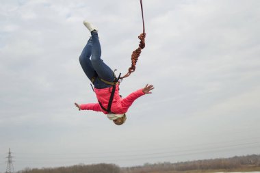 Beyaz Rusya, Gomel, 08 Mart 2019. Köprü için ip atlama. Ropejumping.Dangerous Hobiler. Gökyüzü Köprüsü'nden atlayarak cesur kadın