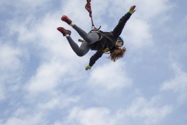 Beyaz Rusya, Gomel, 08 Mart 2019. Köprü için ip atlama. Ropejumping.Dangerous Hobiler. Gökyüzü Köprüsü'nden atlayarak cesur kadın