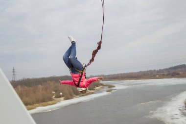 Beyaz Rusya, Gomel, 08 Mart 2019. Köprü için ip atlama. Ropejumping.Dangerous Hobiler. Gökyüzü Köprüsü'nden atlayarak cesur kadın