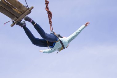 Beyaz Rusya, Gomel, 08 Mart 2019. Köprü için ip atlama. Ropejumping.Dangerous Hobiler. Gökyüzü Köprüsü'nden atlayarak cesur kadın