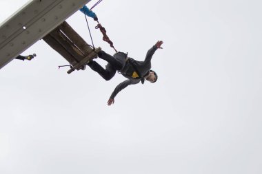Beyaz Rusya, Gomel, 08 Mart 2019. Köprüden halata atlamak. Ropejumping.