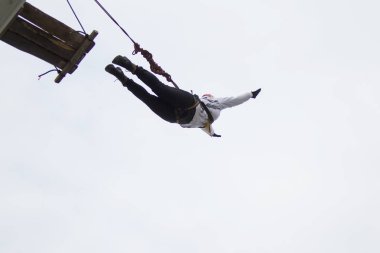 Beyaz Rusya, Gomel, 08 Mart 2019. Köprü için ip atlama. Ropejumping.A kadın büyük bir yükseklikten atlar ve ip gökyüzünde uçar. Aşırı tutku