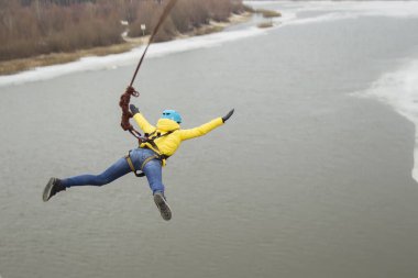 Beyaz Rusya, Gomel, 08 Mart 2019. Köprü için ip atlama. Ropejumping.Dangerous Hobiler. Gökyüzü Köprüsü'nden atlayarak cesur kadın
