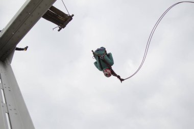 Beyaz Rusya, Gomel, 08 Mart 2019. Köprü için ip atlama. Ropejumping.A adam büyük bir yükseklikten atlar ve ip gökyüzünde uçar. Aşırı tutku