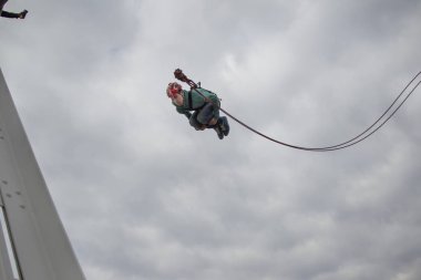 Beyaz Rusya, Gomel, 08 Mart 2019. Köprü için ip atlama. Ropejumping.A adam büyük bir yükseklikten atlar ve ip gökyüzünde uçar. Aşırı tutku
