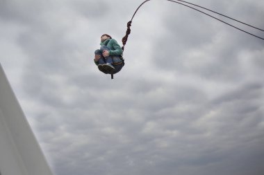 Beyaz Rusya, Gomel, 08 Mart 2019. Köprü için ip atlama. Ropejumping.A adam büyük bir yükseklikten atlar ve ip gökyüzünde uçar. Aşırı tutku