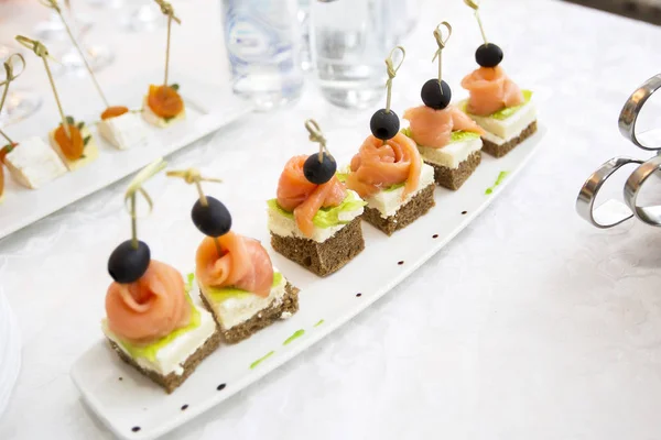 Plato Buffet Canapés Plato Blanco Pequeños Sándwiches Palo Snack Pan —  Fotos de Stock