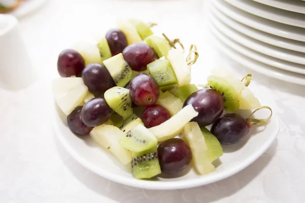 自助餐 用猕猴桃 苹果葡萄制成的罐头食品 — 图库照片