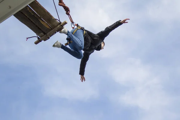 벨로루시의 2019 밧줄에 다리에서 점프합니다 Ropejumping Dangerous의 하늘에 다리에서 — 스톡 사진