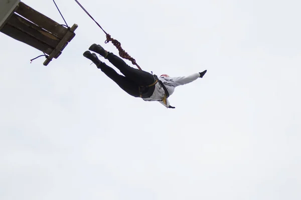 ベラルーシ ゴメリ 2019 橋からロープにジャンプします Ropejumping 女性は偉大な高さからのジャンプ 空にロープに飛ぶ 極端な情熱 — ストック写真