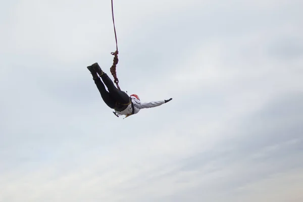 벨로루시의 2019 밧줄에 다리에서 점프합니다 Ropejumping 여자에 높이에서 하늘에서 밧줄에 — 스톡 사진