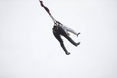Beyaz Rusya, Gomel, 08 Mart 2019. Köprü için ip atlama. Ropejumping.An yaşlı kadın büyük bir yükseklikten atlar ve ip gökyüzünde uçar. Emekli aşırı hobi