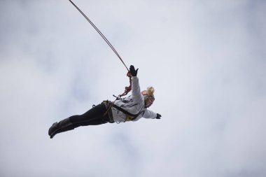 Beyaz Rusya, Gomel, 08 Mart 2019. Köprü için ip atlama. Ropejumping.An yaşlı kadın büyük bir yükseklikten atlar ve ip gökyüzünde uçar. Emekli aşırı hobi