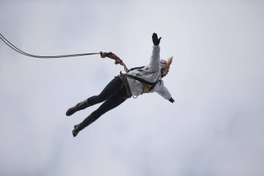 Beyaz Rusya, Gomel, 08 Mart 2019. Köprü için ip atlama. Ropejumping.An yaşlı kadın büyük bir yükseklikten atlar ve ip gökyüzünde uçar. Emekli aşırı hobi